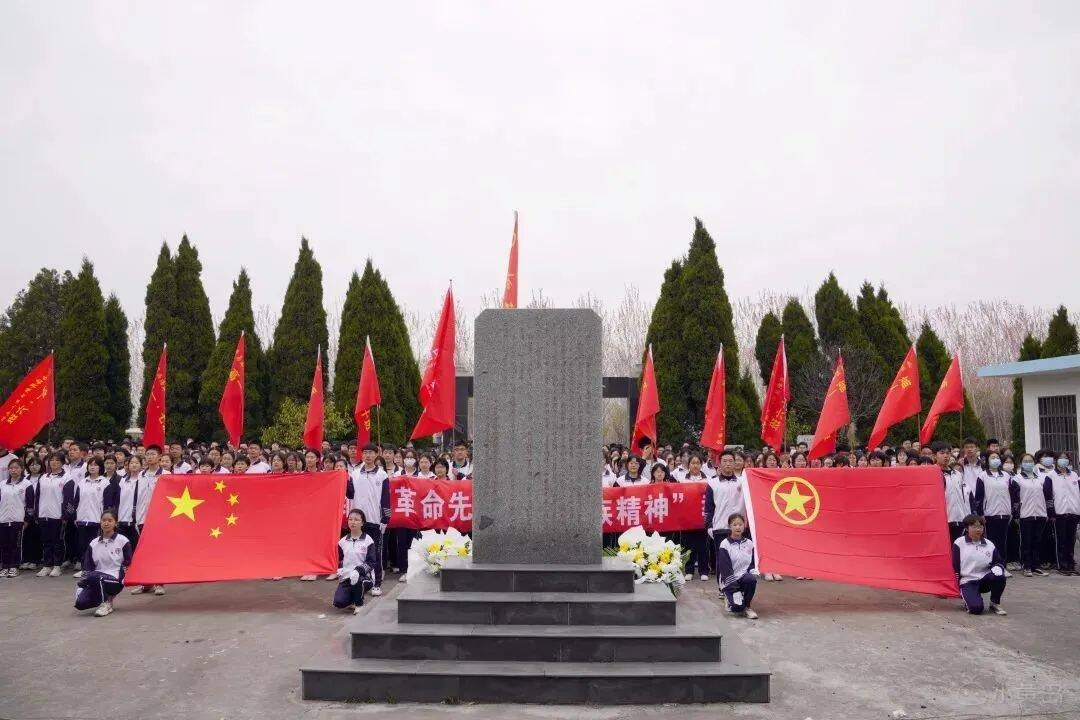 4月3日,青岛西海岸新区第二高级中学1000余人前往泊里镇马家庄烈士